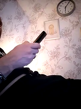 Snapshot of Teemu chatting on 11-05-25, 04:07 Teemu online show from 11-05-25, 04:07