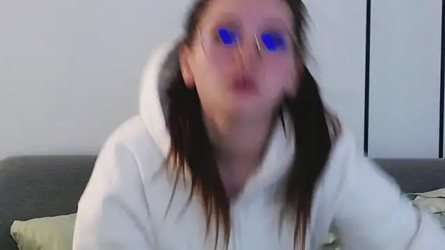 Snapshot of -Amora chatting on 10-23-25, 11:20 -Amora online show from 10-23-25, 11:20