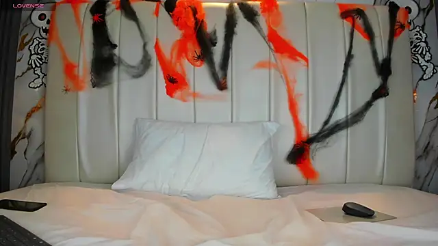 EvaMillins online show from 10-28-25, 04:05