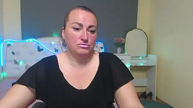 Snapshot of DianaMGG chatting on 04-27-26, 05:49 DianaMGG online show from 04-27-26, 05:49