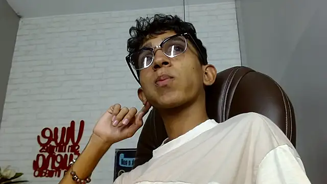 Snapshot of Martin_Linares chatting on 03-05-25, 06:12 Martin Linares online show from 03-05-25, 06:12