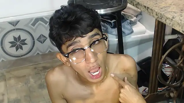 Snapshot of Martin_Linares chatting on 03-08-25, 04:28 Martin Linares online show from 03-08-25, 04:28