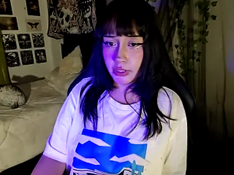 Snapshot of blue_katt chatting on 12-21-25, 02:41 blue katt online show from 12-21-25, 02:41