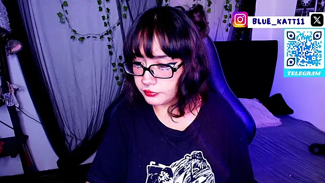 Snapshot of blue_katt chatting on 05-19-26, 02:40 blue katt online show from 05-19-26, 02:40