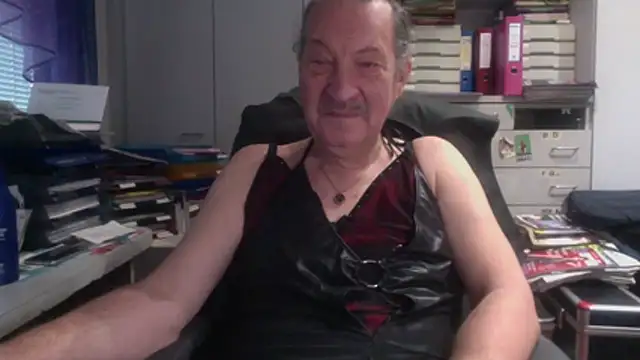 HMStraps01 online show from 01-06-26, 01:04