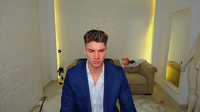 MaxKaiden online show from 10-30-25, 05:42