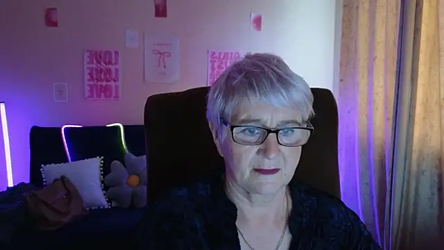 Snapshot of Sandra_Snowflake chatting on 05-11-26, 10:54 Sandra Snowflake online show from 05-11-26, 10:54