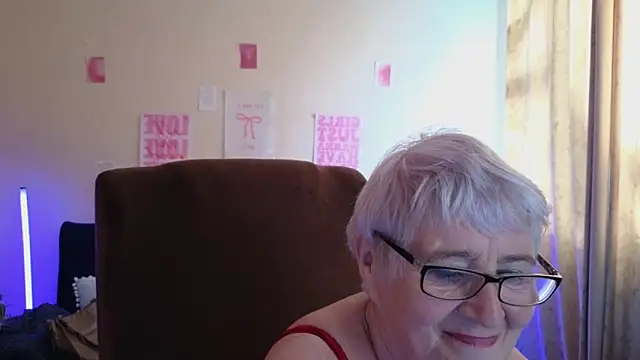 Snapshot of Sandra_Snowflake chatting on 05-11-26, 02:45 Sandra Snowflake online show from 05-11-26, 02:45