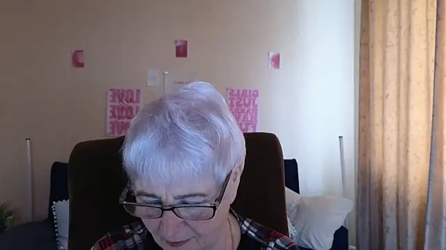 Snapshot of Sandra_Snowflake chatting on 05-13-26, 04:21 Sandra Snowflake online show from 05-13-26, 04:21