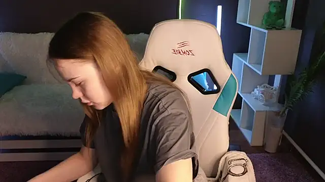 Snapshot of Dyna_bae chatting on 09-28-25, 01:44 Dyna bae online show from 09-28-25, 01:44