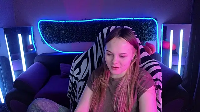 Snapshot of Dyna_bae chatting on 11-19-25, 02:22 Dyna bae online show from 11-19-25, 02:22