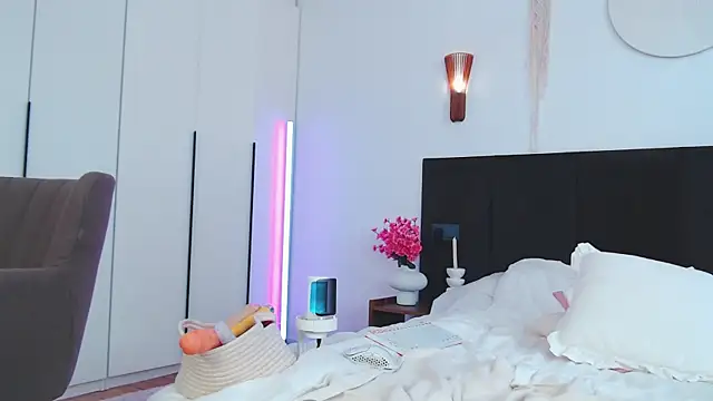 LunaticaBae online show from 04-11-26, 07:56