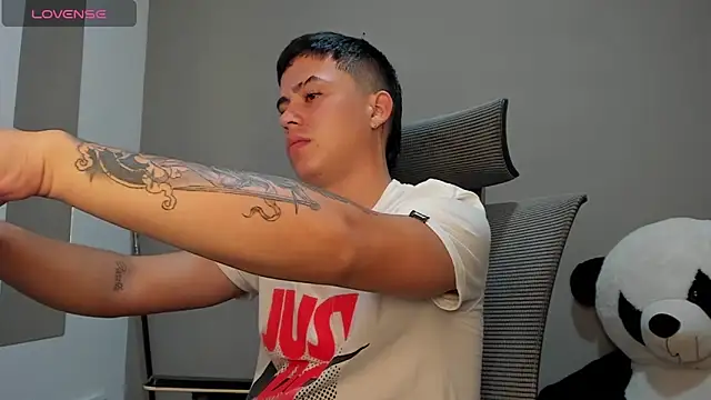 mattiwsmorris  online show from 11-12-25, 01:44