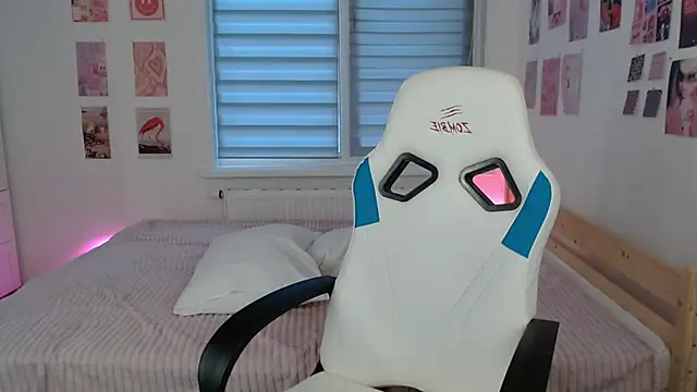 Snapshot of Karina_Hendrick chatting on 03-08-25, 10:11 Karina Hendrick online show from 03-08-25, 10:11