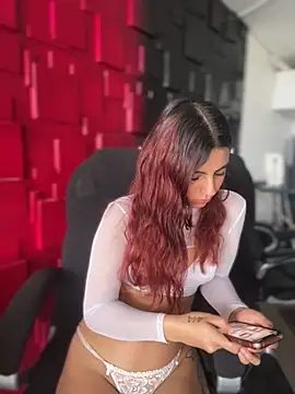 Snapshot of Emily-teen chatting on 11-21-25, 01:32 Emily-teen online show from 11-21-25, 01:32