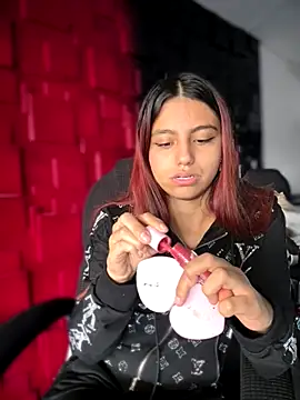 Snapshot of Emily-teen chatting on 12-02-25, 07:42 Emily-teen online show from 12-02-25, 07:42