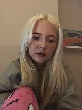 Snapshot of Blondie_Sofia_Essexbabe chatting on 11-08-25, 12:55 Blondie Sofia Essexbabe online show from 11-08-25, 12:55