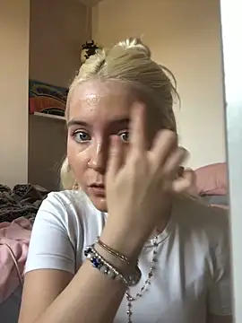 Snapshot of Blondie_Sofia_Essexbabe chatting on 11-13-25, 12:48 Blondie Sofia Essexbabe online show from 11-13-25, 12:48