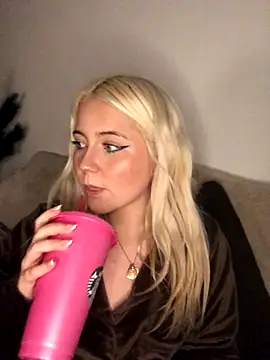 Snapshot of Blondie_Sofia_Essexbabe chatting on 12-17-25, 11:33 Blondie Sofia Essexbabe online show from 12-17-25, 11:33