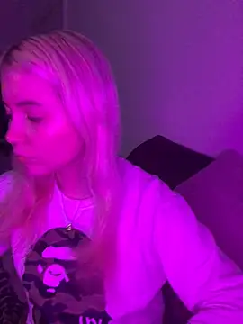 Snapshot of Blondie_Sofia_Essexbabe chatting on 01-11-26, 11:32 Blondie Sofia Essexbabe online show from 01-11-26, 11:32