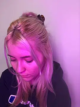 Snapshot of Blondie_Sofia_Essexbabe chatting on 03-08-26, 04:11 Blondie Sofia Essexbabe online show from 03-08-26, 04:11