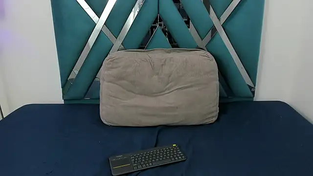 Snapshot of Emily-Carter chatting on 09-18-25, 08:33 Emily-Carter online show from 09-18-25, 08:33