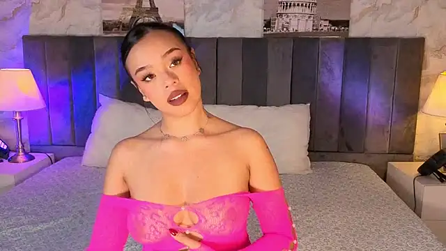 Snapshot of LiaHilton2 chatting on 11-18-25, 02:32 LiaHilton2 online show from 11-18-25, 02:32