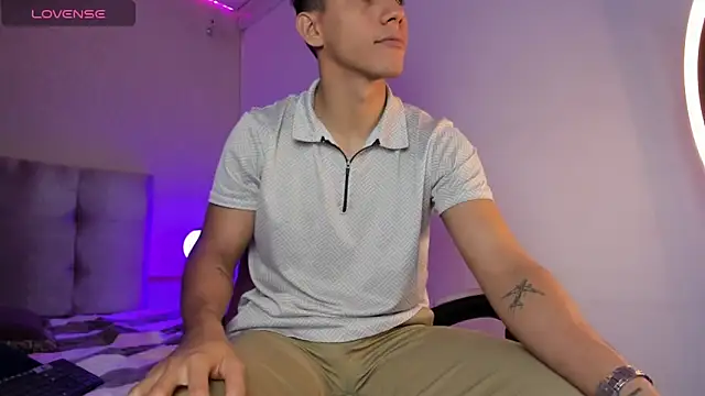 Snapshot of Allex_Cano chatting on 02-21-25, 02:06 Allex Cano online show from 02-21-25, 02:06