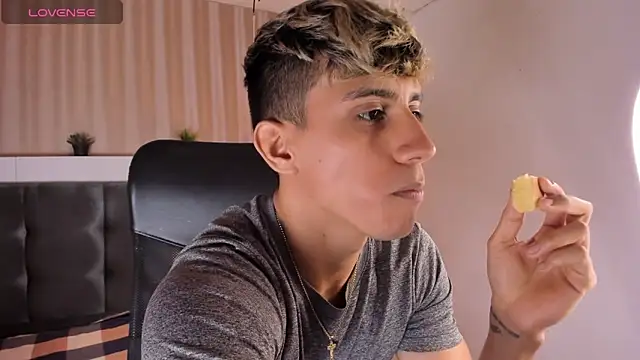 Snapshot of Allex_Cano chatting on 02-23-25, 04:13 Allex Cano online show from 02-23-25, 04:13