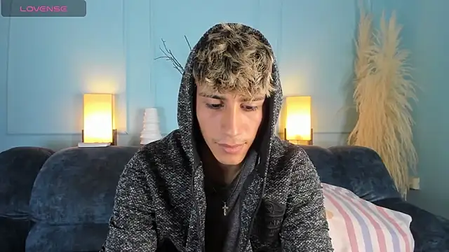 Snapshot of Allex_Cano chatting on 03-04-25, 03:44 Allex Cano online show from 03-04-25, 03:44