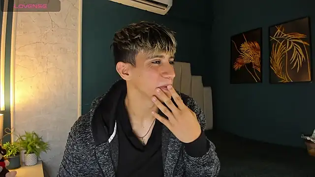 Snapshot of Allex_Cano chatting on 03-08-25, 03:28 Allex Cano online show from 03-08-25, 03:28