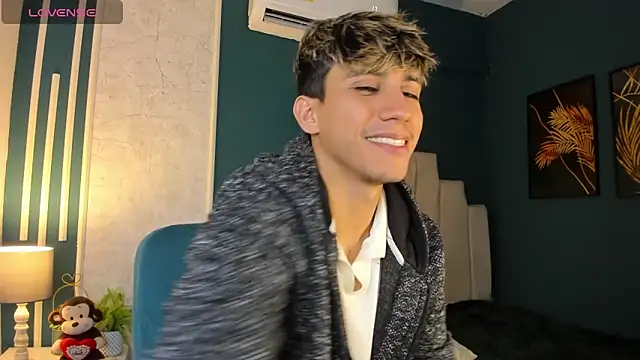 Snapshot of Allex_Cano chatting on 03-17-25, 11:42 Allex Cano online show from 03-17-25, 11:42