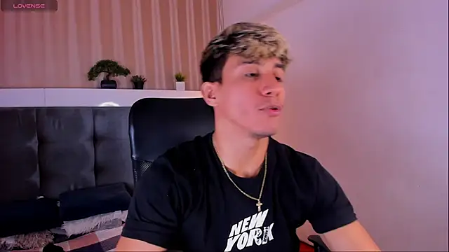 Snapshot of Allex_Cano chatting on 03-18-25, 03:10 Allex Cano online show from 03-18-25, 03:10