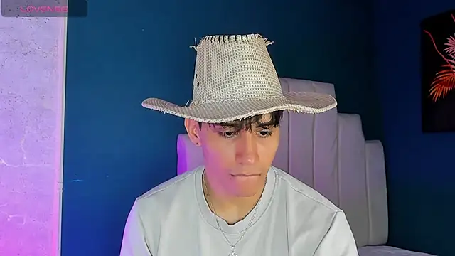 Snapshot of Allex_Cano chatting on 10-23-25, 08:40 Allex Cano online show from 10-23-25, 08:40