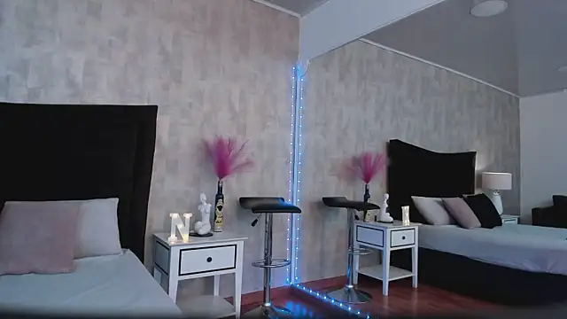 NahomyCarther online show from 04-17-26, 09:51