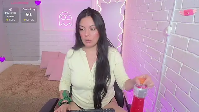 Snapshot of Coraline_tay chatting on 10-02-25, 07:21 Coraline tay online show from 10-02-25, 07:21