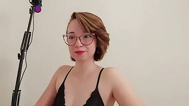 Snapshot of Elise_Nyx chatting on 10-27-25, 01:26 Elise Nyx online show from 10-27-25, 01:26