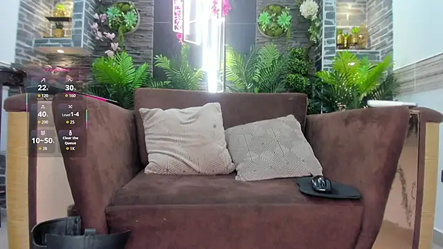 Snapshot of Theravenlux chatting on 10-19-25, 08:20 Theravenlux online show from 10-19-25, 08:20