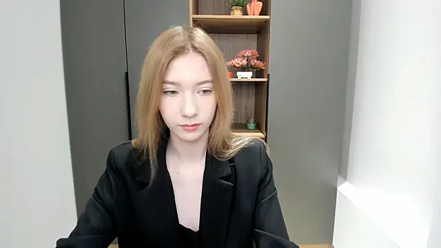 Snapshot of SunnivaCovil chatting on 02-24-25, 09:53 SunnivaCovil online show from 02-24-25, 09:53