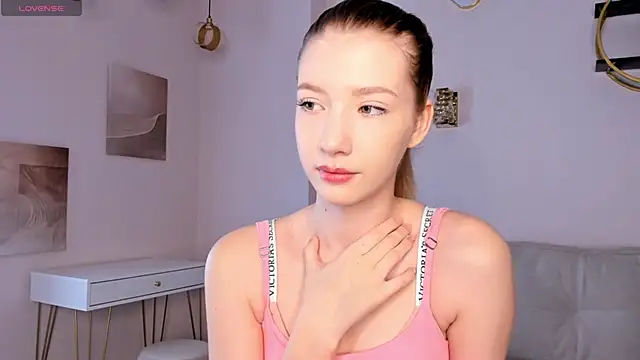 Snapshot of SunnivaCovil chatting on 03-03-25, 11:22 SunnivaCovil online show from 03-03-25, 11:22