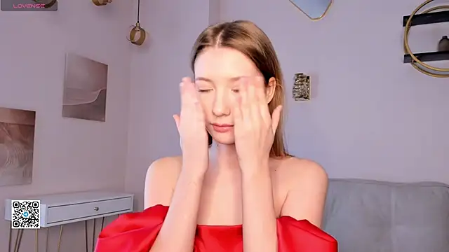 Snapshot of SunnivaCovil chatting on 03-05-25, 11:38 SunnivaCovil online show from 03-05-25, 11:38