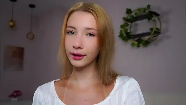 Snapshot of SunnivaCovil chatting on 10-18-25, 01:34 SunnivaCovil online show from 10-18-25, 01:34