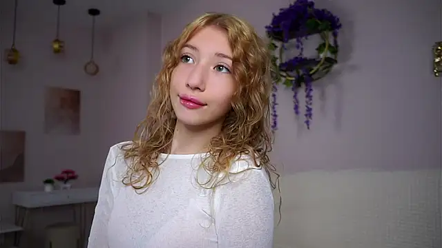 Snapshot of SunnivaCovil chatting on 10-25-25, 01:51 SunnivaCovil online show from 10-25-25, 01:51