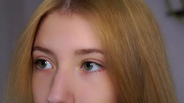 Snapshot of SunnivaCovil chatting on 11-11-25, 05:24 SunnivaCovil online show from 11-11-25, 05:24