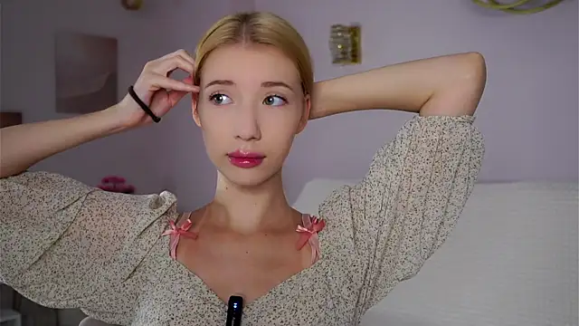 Snapshot of SunnivaCovil chatting on 11-23-25, 02:39 SunnivaCovil online show from 11-23-25, 02:39