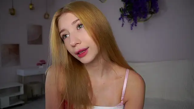 Snapshot of SunnivaCovil chatting on 12-15-25, 02:54 SunnivaCovil online show from 12-15-25, 02:54