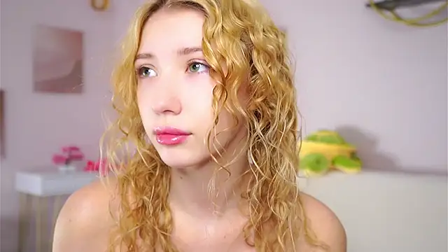 Snapshot of SunnivaCovil chatting on 02-14-26, 02:36 SunnivaCovil online show from 02-14-26, 02:36