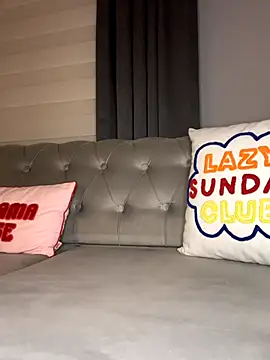 Snapshot of laraaaaaa chatting on 12-17-25, 10:38 laraaaaaa online show from 12-17-25, 10:38