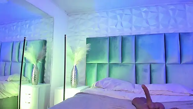 Selene bennet online show from 04-15-26, 03:35