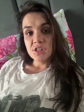 Snapshot of Diva_moon chatting on 10-20-25, 03:29 Diva moon online show from 10-20-25, 03:29